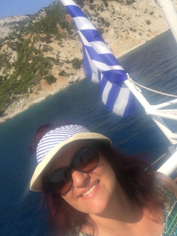 סאבטקסט עם דגל יוון והכובע התואם
